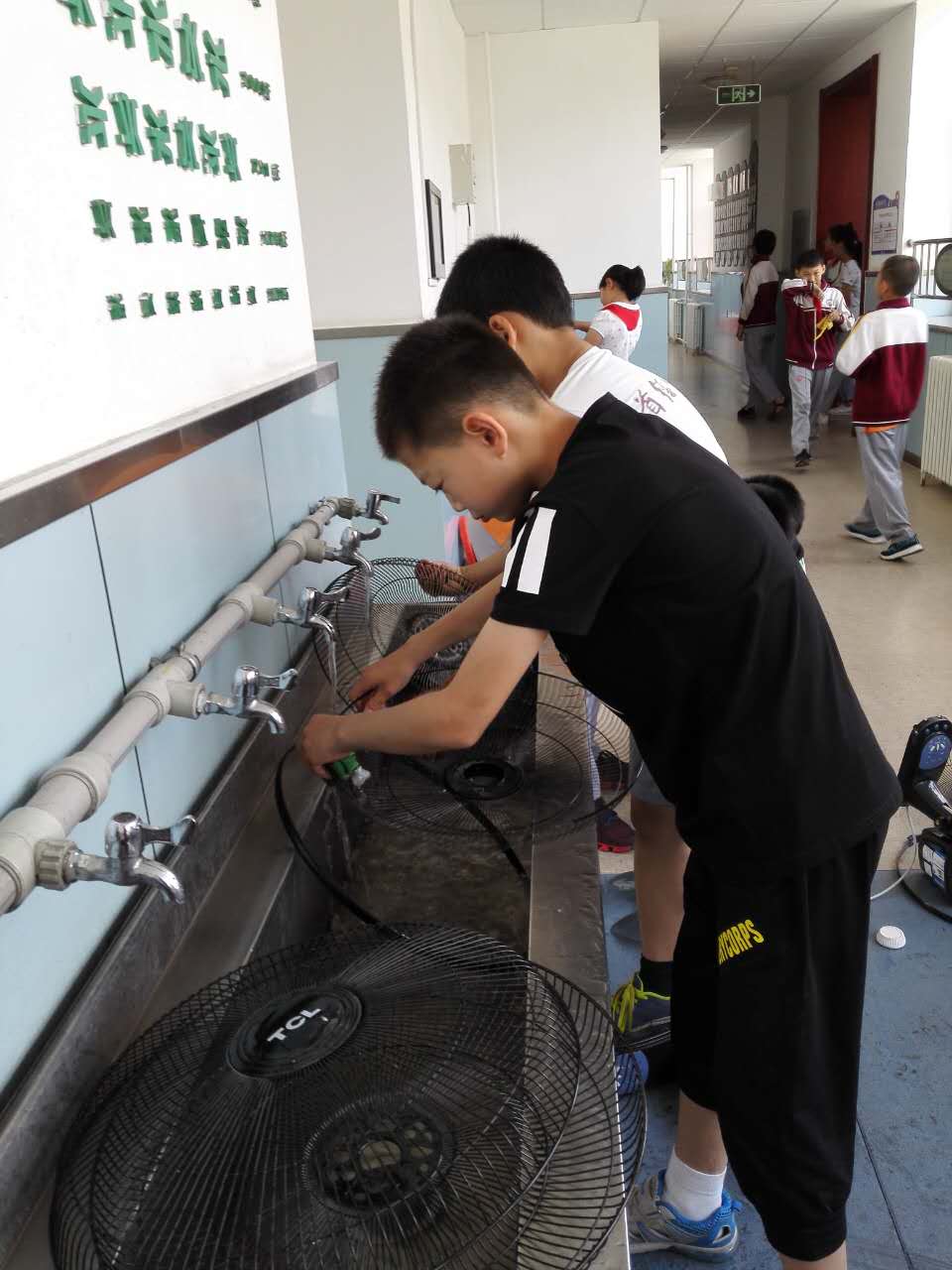 孩子们在清洗电风扇