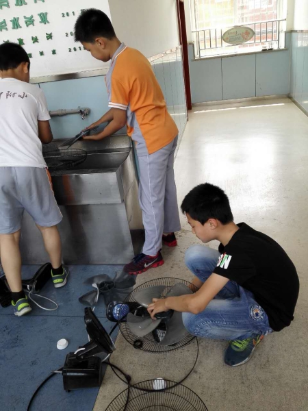 孩子们在清洗电风扇