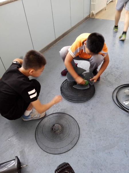 孩子们在清洗电风扇