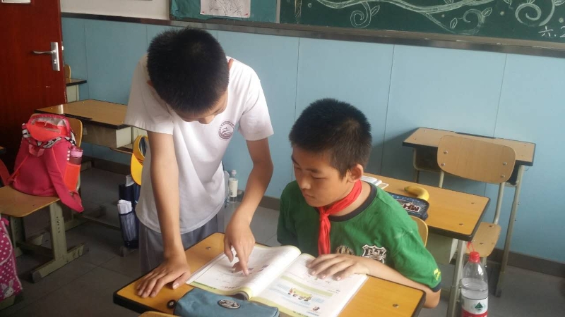 　同学们互相讲题