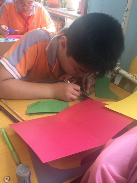靳智霖在认真的制作
