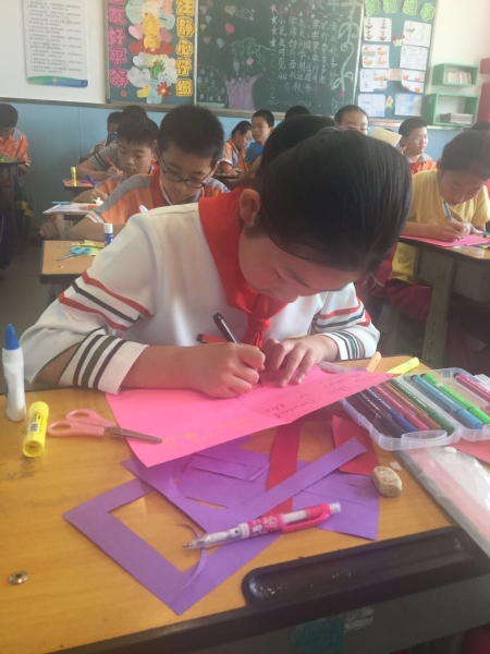 史安妮同学在贺卡上写上对妈妈的祝福