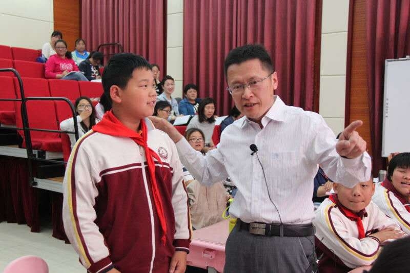 和孩子们亲切互动