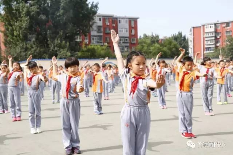  随后，首经贸附小张晓红校长致欢迎词，张校长指出：“学校致力于课程建设，开发多种促进学生发展的校本课程。2015年我们邀请长沙市雨花区原教育局局长钟克佩老师开展‘汉字拟人书写’教学活动，我们秉承‘写字，一个都不能少’的理念，扎扎实实开展教学及课题研究、扎扎实实地培养孩子们静心写好每一个汉字。两年来，学生们的书写有了长足进步，教师们也初步探索出一些指导学生书写的方法。区内有十多所学校加入了‘汉字拟人书写’项目中，丰台科技园区集群也将此作为集群内推进的一个重要项目。”