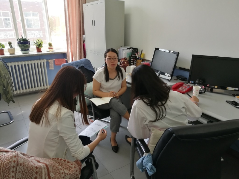 赵巍老师与指导教师交流