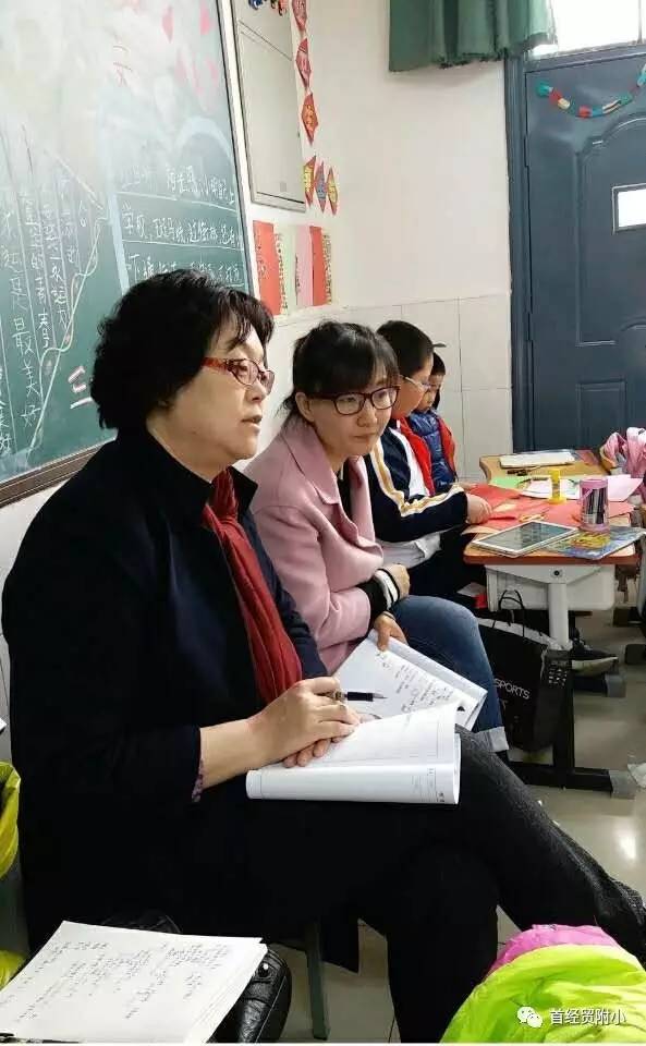课后，在会议室，两所学校教师就PAD教学的相关问题进行了研讨交流